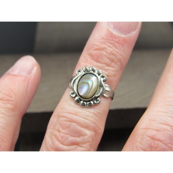 Size 3.75 Silver Tone Abalone Shell Band Ring - Picture 2 of 6